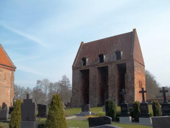 Der Glockenturm der Kirche